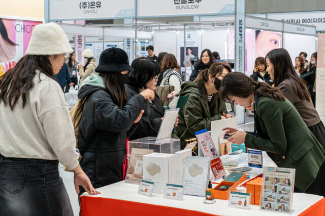 관람객들이 수원뷰티페스타 2023 행사장을 둘러보고 있다. 수원시 제공