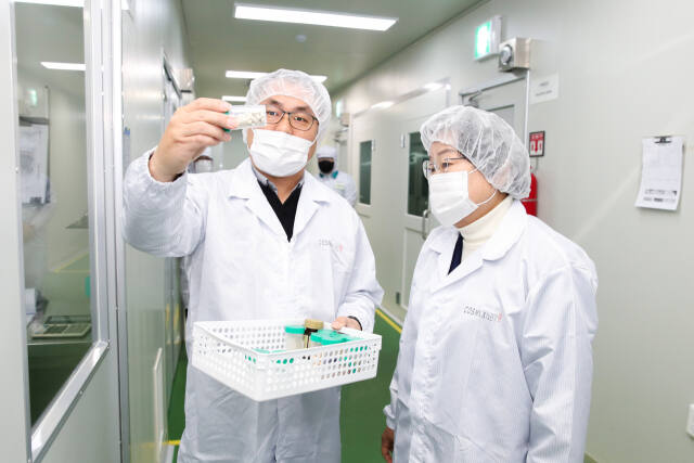 김경희 이천시장이경기도 기업환경개선사업을 신청하기 위해 중소기업을 방문해 견학하고 있다. 이천시 제공
