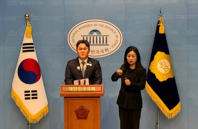 더불어민주당 경기도당 김지호 대변인이 29일 국회 소통관에서 기자회견을 갖고 있다. 김수정기자