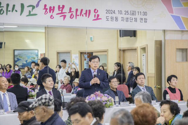 인천 중구의회가 김정헌 구청장과(왼쪽 2번째) 함께 노인의 날을 기념, 경로 위안잔치에 참석, 어르신들의 헌신에 감사의 마음을 전하고 있다. 중구의회 제공