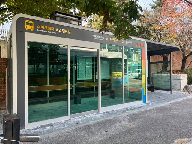 이천시가 똑똑한 버스정류장인 스마트쉘터를 부발읍 SK하이닉스 앞에 처음으로 설치해 시범운영하고 있다. 이천시 제공