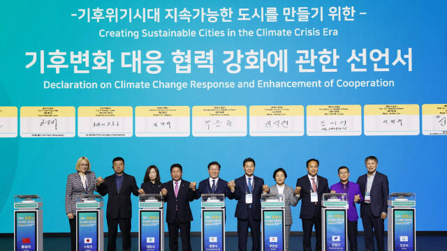 29일 광명시 일직동 아이벡스 스튜디오에서 열린 ‘2024 상호연결도시와 함께 하는 광명시 탄소중립 국제포럼’에서 박승원 광명시장과 이권재 오산시장, 김창수 제천시장, 권익현 부안군수, 김미경 은평구청장 등이 참석자들과 기념촬영을 하고 있다. 오산시 제공