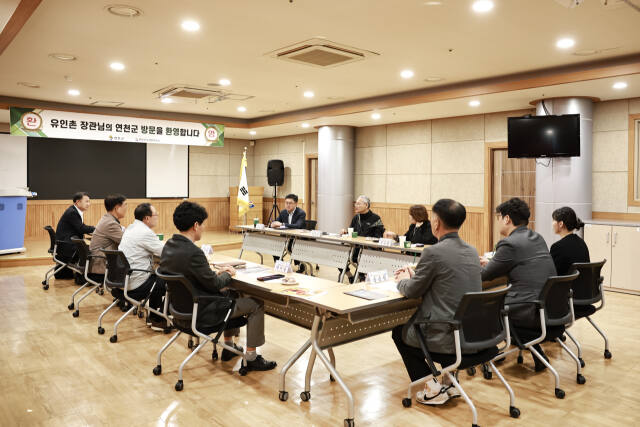 지난 26일 유인촌 문화체육관광부 장관이 연천수레울아트홀을 방문해 공연을 관람하고 지역 문화예술 관계자들과 만나 소통하고 있다. 연천군시설관리공단 제공