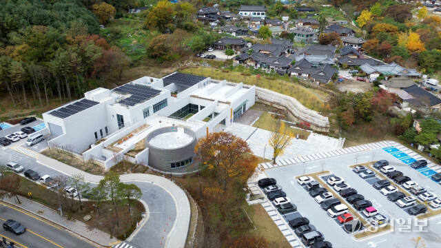 세계유산 남한산성에 대한 연구와 전시·교육 공간인 남한산성역사문화관이 29일 개관을 이틀 앞두고 마무리 단장이 한창이다. 250억원을 들인 남한산성역사문화관은 지하 1층, 지상 2층에 연면적 2천963㎡ 규모로 상설·기획전시실, 보이는 수장고, 하늘정원 등으로 구성됐다. 김시범기자