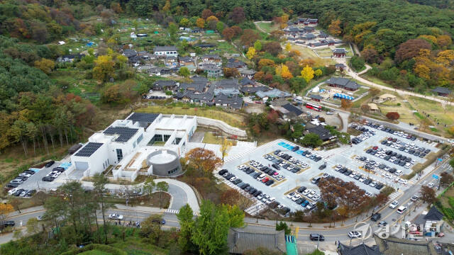 세계유산 남한산성에 대한 연구와 전시·교육 공간인 남한산성역사문화관이 29일 개관을 이틀 앞두고 마무리 단장이 한창이다. 250억원을 들인 남한산성역사문화관은 지하 1층, 지상 2층에 연면적 2천963㎡ 규모로 상설·기획전시실, 보이는 수장고, 하늘정원 등으로 구성됐다. 김시범기자
