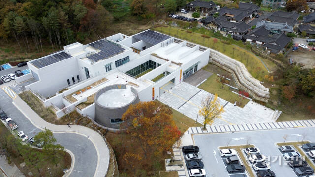 세계유산 남한산성에 대한 연구와 전시·교육 공간인 남한산성역사문화관이 29일 개관을 이틀 앞두고 마무리 단장이 한창이다. 250억원을 들인 남한산성역사문화관은 지하 1층, 지상 2층에 연면적 2천963㎡ 규모로 상설·기획전시실, 보이는 수장고, 하늘정원 등으로 구성됐다. 김시범기자