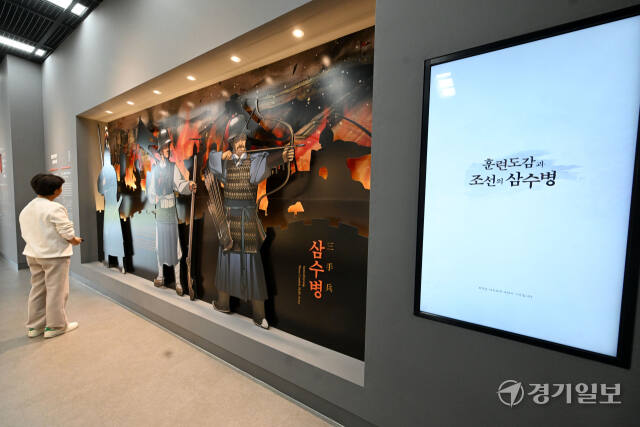 세계유산 남한산성에 대한 연구와 전시·교육 공간인 남한산성역사문화관이 29일 개관을 이틀 앞두고 마무리 단장이 한창이다. 250억원을 들인 남한산성역사문화관은 지하 1층, 지상 2층에 연면적 2천963㎡ 규모로 상설·기획전시실, 보이는 수장고, 하늘정원 등으로 구성됐다. 김시범기자