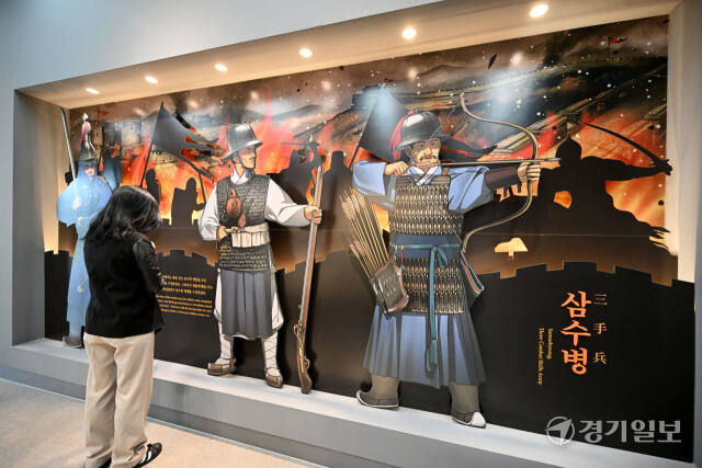 세계유산 남한산성에 대한 연구와 전시·교육 공간인 남한산성역사문화관이 29일 개관을 이틀 앞두고 마무리 단장이 한창이다. 250억원을 들인 남한산성역사문화관은 지하 1층, 지상 2층에 연면적 2천963㎡ 규모로 상설·기획전시실, 보이는 수장고, 하늘정원 등으로 구성됐다. 김시범기자
