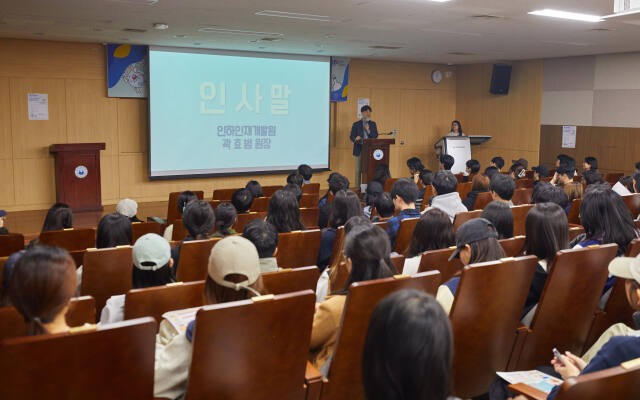 ‘표준 현장실습학기제·IPP형 일학습병행 학생설명회’에 참석한 인하대 3~4학년 재학생들이 강연을 듣고 있다. 인하대 제공