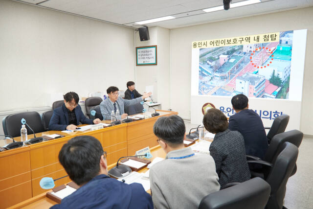 28일 오후 용인시의회에서 열린 노후 첨탑 낙하 위험 방지 대책 간담회에 참석한 김병민 용인시의원, 용인시 유관부서 담당자 등이 노후 첨탑 구조물 안전 확보 방안 등에 관해 논의하고 있다. 김병민 의원실 제공