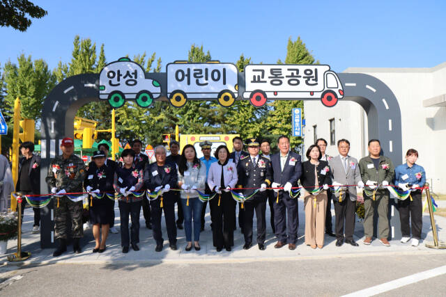 30일 안성경찰서에서 열린 ‘어린이 교통공원 준공식’에서 오지용 서장과 김보라 안성시장 등이 테이프 커팅식을 진행하기 앞서 기념촬영을 하고 있다. 안성경찰서 제공