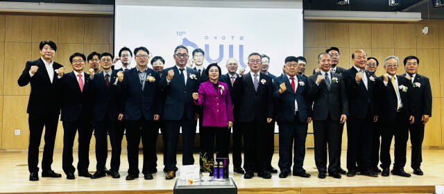 30일 인천 중구 상상플랫폼에서 열린 어울 브랜드 론칭 10주년 행사에서 관계자들이 기념 촬영을 하고 있다. ICO 제공