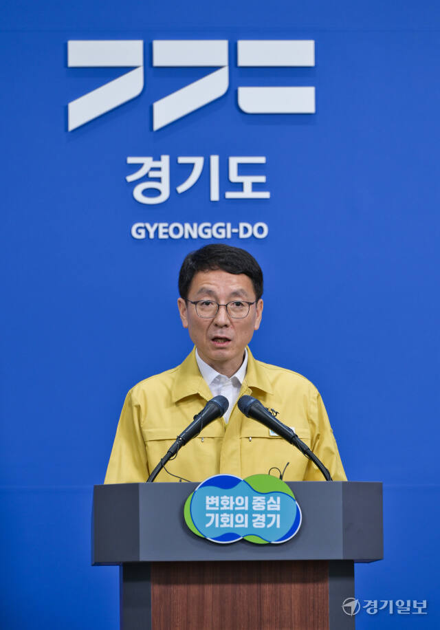 납북자가족모임이 대북 전단 살포를 예고한 31일 오전, 경기도청에서 김성중 경기도 행정1부지사가 관련 브리핑을 하고 있다. 해외 순방 중인 김동연 도지사는 화상 회의를 통해 도민의 안전을 당부했다. 도는 이날 오후석 2부지사를 현장에 급파해 대응에 나섰으며, 경기도 특사경과 파주시 인력을 중심으로 북부경찰청 기동대 8개 부대와 파주소방서 등 총 800여 명의 인원이 상황에 대비하고 있다. 윤원규 기자.