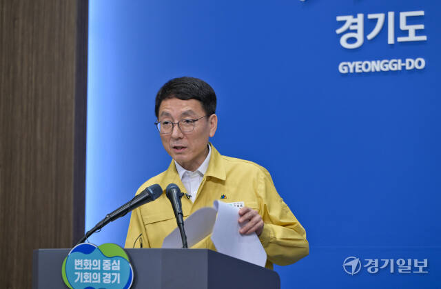 납북자가족모임이 대북 전단 살포를 예고한 31일 오전, 경기도청에서 김성중 경기도 행정1부지사가 관련 브리핑을 하고 있다. 해외 순방 중인 김동연 도지사는 화상 회의를 통해 도민의 안전을 당부했다. 도는 이날 오후석 2부지사를 현장에 급파해 대응에 나섰으며, 경기도 특사경과 파주시 인력을 중심으로 북부경찰청 기동대 8개 부대와 파주소방서 등 총 800여 명의 인원이 상황에 대비하고 있다. 윤원규 기자.