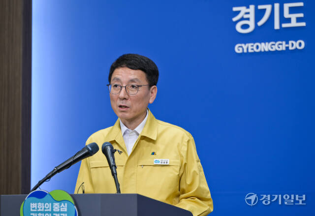 납북자가족모임이 대북 전단 살포를 예고한 31일 오전, 경기도청에서 김성중 경기도 행정1부지사가 관련 브리핑을 하고 있다. 해외 순방 중인 김동연 도지사는 화상 회의를 통해 도민의 안전을 당부했다. 도는 이날 오후석 2부지사를 현장에 급파해 대응에 나섰으며, 경기도 특사경과 파주시 인력을 중심으로 북부경찰청 기동대 8개 부대와 파주소방서 등 총 800여 명의 인원이 상황에 대비하고 있다. 윤원규 기자.