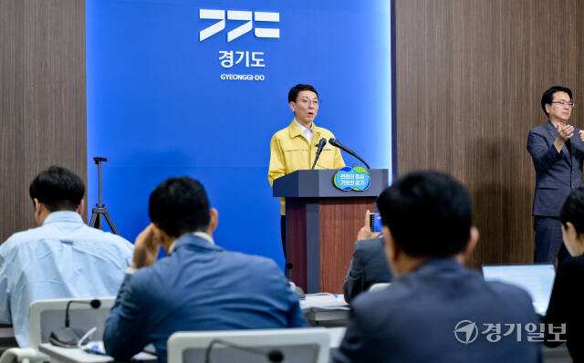 납북자가족모임이 대북 전단 살포를 예고한 31일 오전, 경기도청에서 김성중 경기도 행정1부지사가 관련 브리핑을 하고 있다. 해외 순방 중인 김동연 도지사는 화상 회의를 통해 도민의 안전을 당부했다. 도는 이날 오후석 2부지사를 현장에 급파해 대응에 나섰으며, 경기도 특사경과 파주시 인력을 중심으로 북부경찰청 기동대 8개 부대와 파주소방서 등 총 800여 명의 인원이 상황에 대비하고 있다. 윤원규 기자.