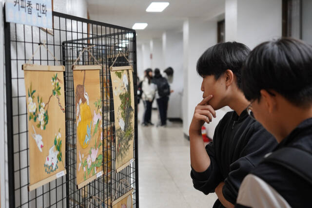 경안고가 학생들의 미적가치 발견과 예술적 끼를 뽐낸 미술전시회를 오는 11월6일까지 교정에서 실시한다. 안산교육지원청 제공