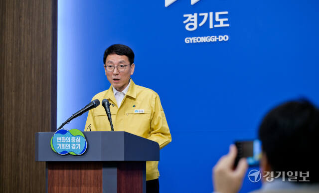 납북자가족모임이 대북 전단 살포를 예고한 31일 오전, 경기도청에서 김성중 경기도 행정1부지사가 관련 브리핑을 하고 있다. 해외 순방 중인 김동연 도지사는 화상 회의를 통해 도민의 안전을 당부했다. 도는 이날 오후석 2부지사를 현장에 급파해 대응에 나섰으며, 경기도 특사경과 파주시 인력을 중심으로 북부경찰청 기동대 8개 부대와 파주 소방서 등 총 800여 명의 인원이 상황에 대비하고 있다. 윤원규 기자.