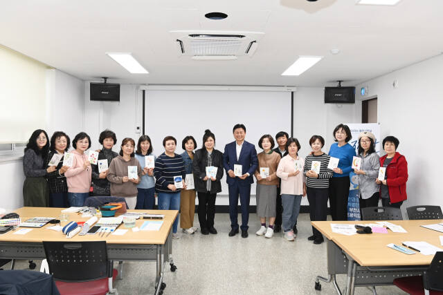 조용익 부천시장이 지난 29일 주민자치프로그램 캘리그라피 수업에 참여해 아기환영 출생축하카드를 제작 후 수강생들과 기념촬영을 하고 있다.부천시 제공.