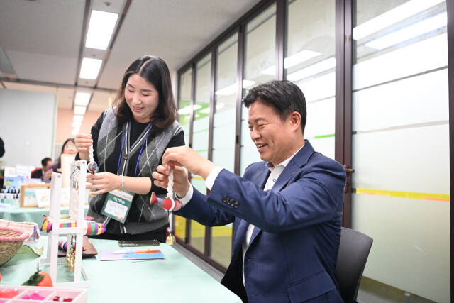 조용익 부천시장이 지난 29일 문화도시 시민위원들과 예술가 체험을 함께 하고 있다.부천시 제공.