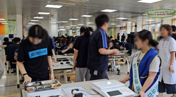 이천송정중학교에서 학생들이 급식 잔반 줄이기 실천에 참여하고 있다. 이천교육지원청 제공.
