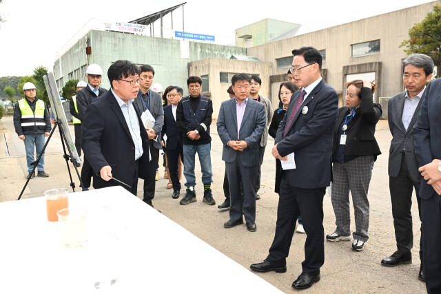 강수현 양주시장이 이학남 하수과장으로부터 시설에 대한 보고를 받고 있다. 양주시 제공