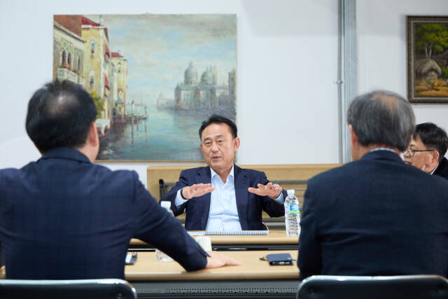 이충우 여주시장이 지난 29일 메덱스힐링 기업탐방을 진행, 간담회를 진행하고 있다. 유진동기자