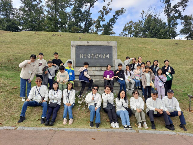 지난 28일 오후 처인구 남사읍 처인성승첩기념비 앞에서 용인 시티투어에 참여한 학교 밖 청소년, 용인문화원 해설사, 인솔교사들이 기념촬영을 하고 있다. 용인문화원 제공