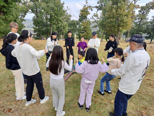 지난 28일 오후 역사문화 탐방 프로그램 ‘용인 시티투어’에 참여한 학교 밖 청소년, 용인문화원 문화해설사, 인솔교사들이 즐거운 가을 소풍 체육대회를 열고 시간을 보내고 있다. 용인문화원 제공