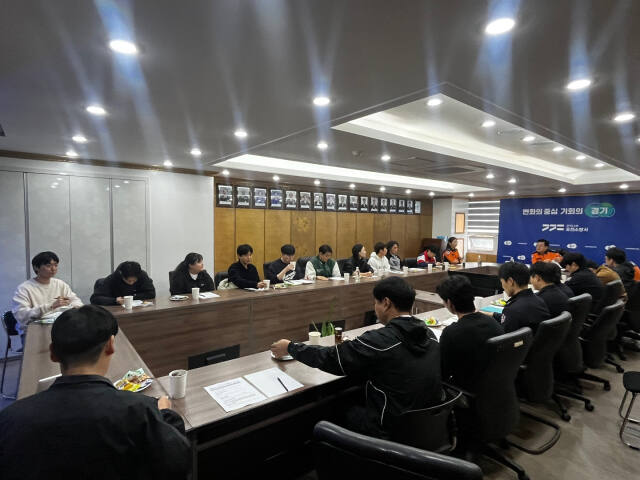 29일 포천소방서 대회의실에서 열린 소통간담회에서 권웅 소방서장이 현장 구급대원들의 이야기를 경청하고 있다. 포천소방서 제공