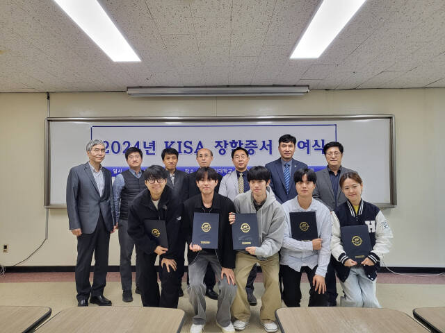(사)대한산업안전협회가 한경국립대에 500만원의 장학금을 기부한 후 기념 촬영을 했다-한경국립대 홍보실-