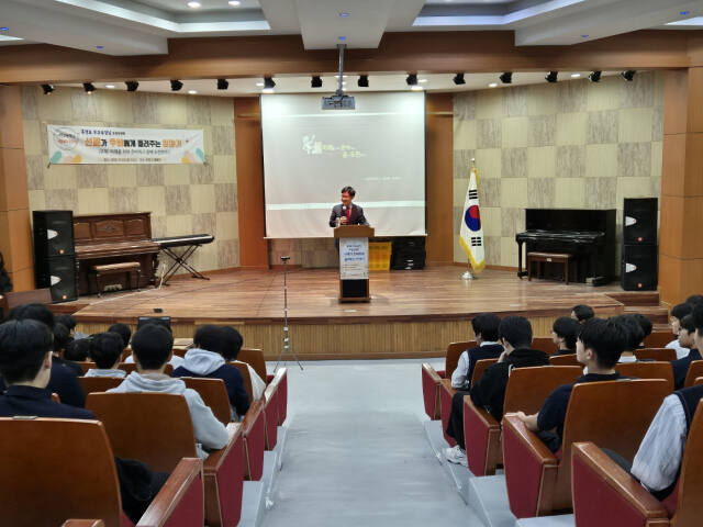 이천고 출신인 홍정표 부교육감의 이천고 학생들에게 ‘선배가 들려주는 인생 디자인’ 특강을 펼치고 있다. 이천고 제공.