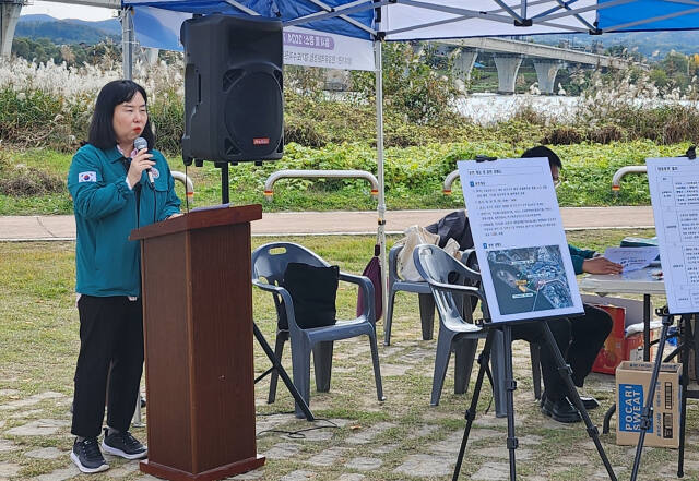 박창진 한강유역환경청 수생태관리과장이 양평군에 위치한 양강섬에서 수질오염사고 대응 합동훈련을 점검하고 있다. 한강청 제공