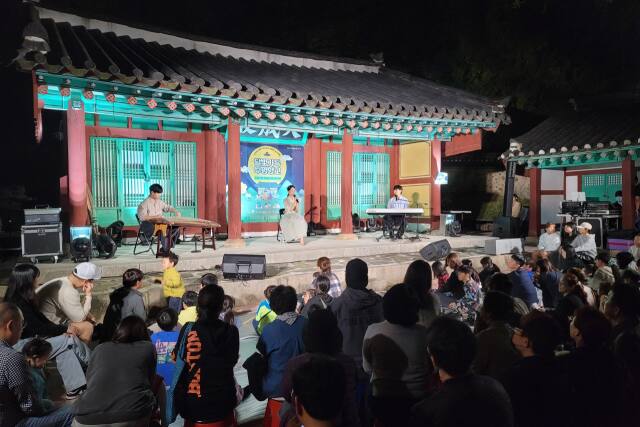 인천 계양문화원이 최근 계양구 부평도호부관아 일대에서 ‘달빛가득 부평도호부’ 행사를 하는 모습. 계양구 제공