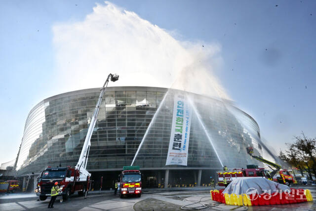 31일 오후 광명시 광명스피돔에서 열린 '2024 재난대비 안전한국훈련'에서 소방관들이 발화지점을 향해 일제 방수를 하고 있다. 이날 훈련에 참가한 민관군경은 돔경륜장 및 전기차 화재 대응 훈련을 실시했다. 김시범기자