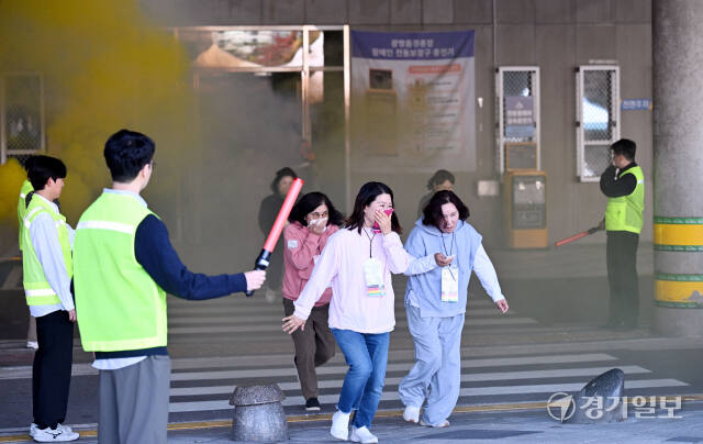 31일 오후 광명시 광명스피돔에서 열린 '2024 재난대비 안전한국훈련'에서 시민들이 대피하고 있다. 이날 훈련에 참가한 민관군경은 돔경륜장 및 전기차 화재 대응 훈련을 실시했다. 김시범기자