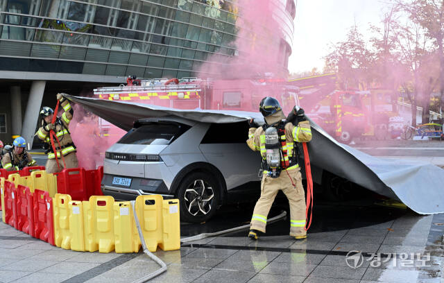 31일 오후 광명시 광명스피돔에서 열린 '2024 재난대비 안전한국훈련'에서 소방관들이 전기차 화재 진화 훈련을 하고 있다. 이날 훈련에 참가한 민관군경은 돔경륜장 및 전기차 화재 대응 훈련을 실시했다. 김시범기자