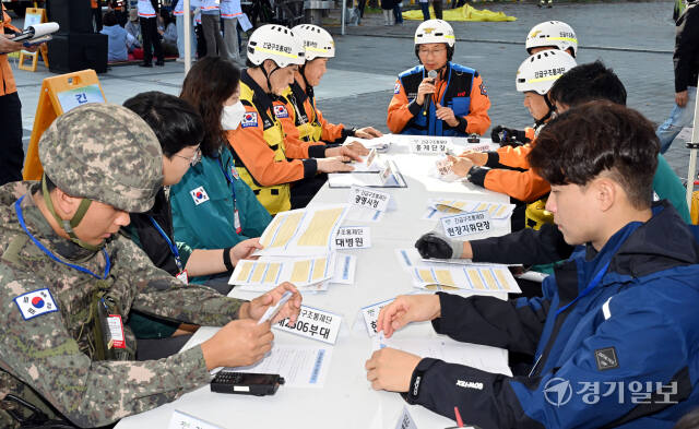 31일 오후 광명시 광명스피돔에서 열린 '2024 재난대비 안전한국훈련'에서 각 기관 관계자들이 긴급 상황실 운영 훈련을 하고 있다. 김시범기자