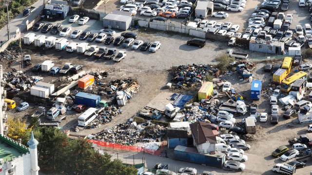 인천 연수구 송도9공구 아암물류단지2단지 진입도로 개설 공사가 중고차 무단 점유 및 온갖 폐기물 방치로 차질 우려가 커지고 있다. 사진은 31일 인천 연수구 옥련동 공사 현장에 방치된 폐기물과 무단 방치된 차량. 조병석기자
