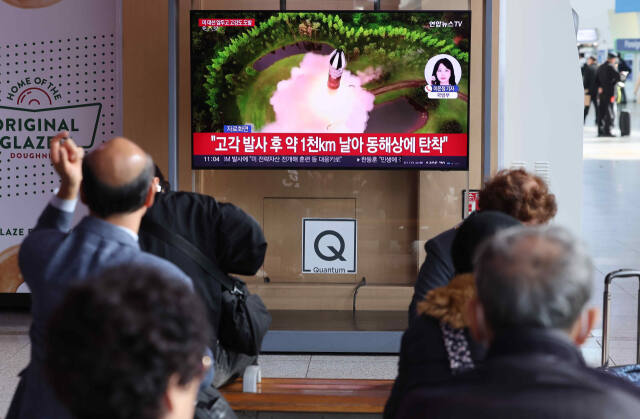 북한이 동해상으로 신형 대륙간탄도미사일(ICBM)을 발사한 31일 오전 서울역 대합실에 관련 방송뉴스가 중계되고 있다. 합동참모본부에 따르면 북한이 31일 오전 평양 일대에서 고각으로 발사한 ICBM은 1천㎞를 비행한 뒤 동해상에 탄착했다. 이날 발사는 한미 국방장관이 한미 안보협의회의 공동성명을 통해 북한의 파병을 "한목소리로 가장 강력히 규탄한다"고 발표하고 다섯 시간 뒤에 이뤄졌다. 연합뉴스