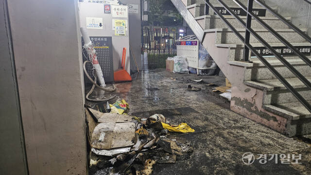 31일 오후 용인시 기흥구 동백2동행정복지센터 분리수거장에서 화재가 발생한 현장. 송상호기자