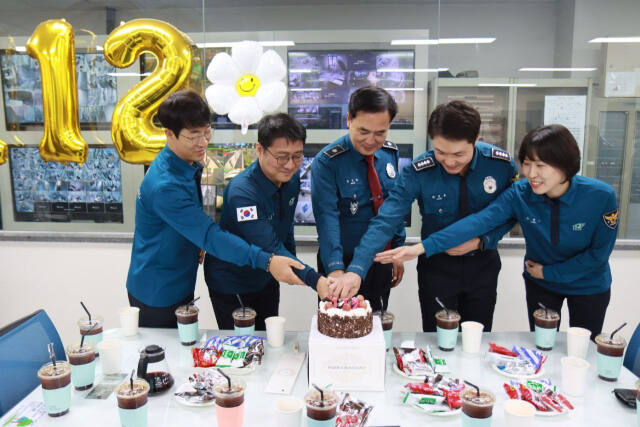 정진관 분당경찰서장(가운데)을 비롯한 분당경찰서 경찰관들이 1일 제67주년 112의 날 기념식을 열고 서로의 노고를 격려하기 위해 케이크 커팅식을 진행하고 있다. 분당경찰서 제공