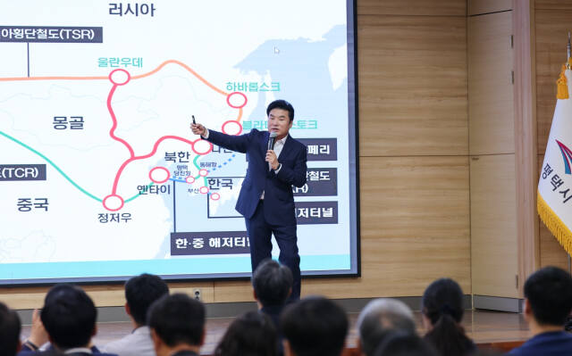 1일 평택시청 대회의실에서 전 미래한국당 대표인 원유철 평택시민회장이 평택시 공무원을 대상으로 특강을 하고 있다. 평택시민회 제공