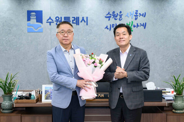이재준 수원특례시장(오른쪽)이 김흥식 전 아주대 공공정책대학원 원장을 제3대 수원시정연구원 이사장으로 선임하고 기념촬영을 하고 있다. 수원시 제공