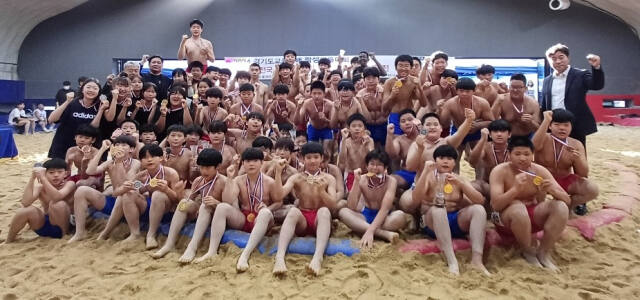 2024 경기도교육감배 학생씨름대회에서 입상한 선수들이 시상식 후 기념촬영을 하고 있다.경기도씨름협회 제공
