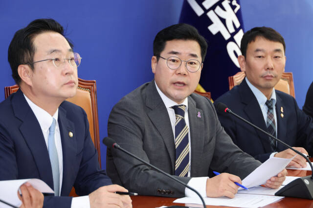 더불어민주당 박찬대 원내대표가 3일 오전 서울 여의도 국회에서 현안 관련 기자간담회를 하고 있다. 연합뉴스