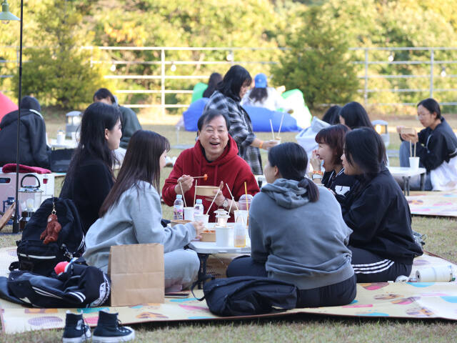 육동인 경인여대 총장이 학생들과 간식을 먹으며 얘기 나누고 있다. 경인여대 제공