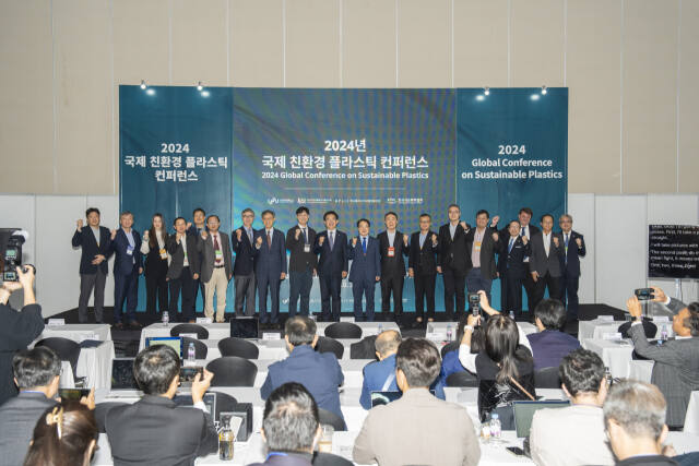 아시아-태평양 바이오플라스틱 협의회 참석자들이 기념촬영을 하고 있다. 인천대학교 제공