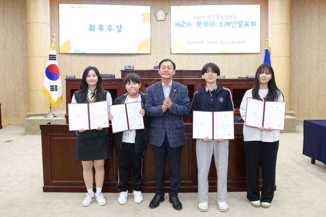 안산시의회 청소년의회는 최근 제2차 본회의에서 정책 발표와 평가를 끝으로 6개월간의 활동을 마무리했다. 사진은 최우상을 수상한 청소년의원들과 박태순 의장(가운데). 시의회 제공