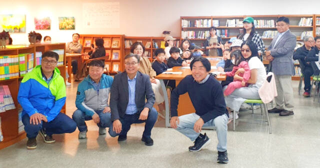 지난 2일 오전 용인시 기흥구 영덕동 흥덕마을13단지 내 북카페에서 열린 주민 화합 가을 잔치에 참석한 (앞줄 왼쪽부터) 임현수 용인시의원, 남종섭 경기도의원, 손명수 국회의원, 김태규 입주자대표회의 회장을 비롯한 아파트 주민들이 기념촬영을 하고 있다. 흥덕마을13단지 입주자대표회의 제공